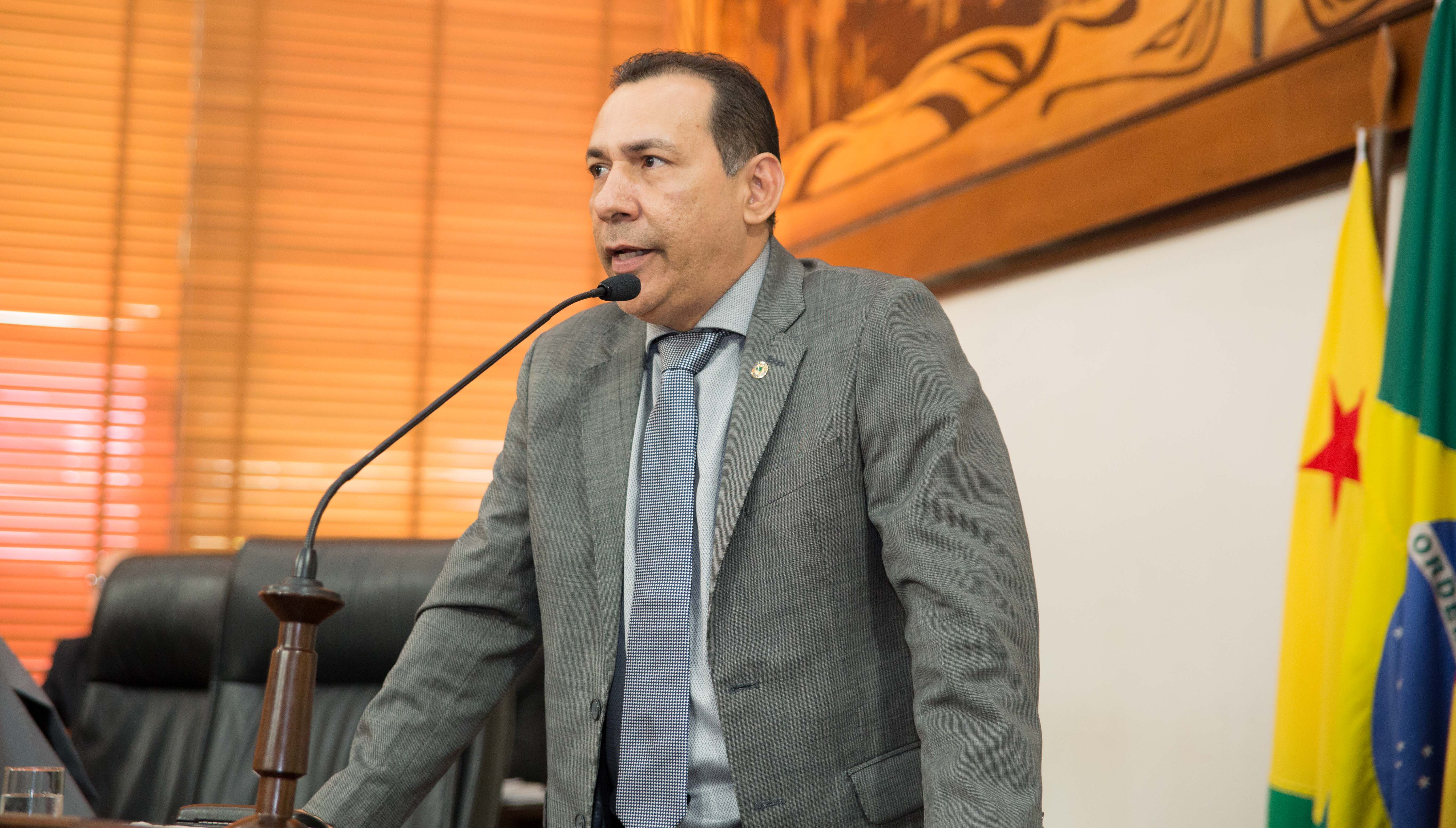 Heitor Júnior diz que aparelho de radiografia aguarda instalação há três anos em Feijó