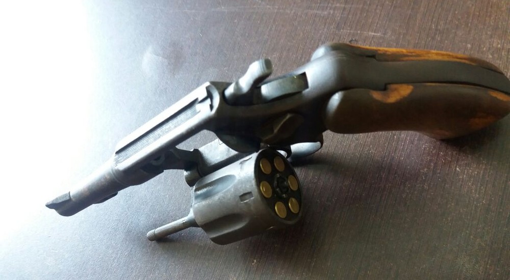 Dupla é presa por porte ilegal de arma no bairro Belo Jardim na tarde deste domingo, em Rio Branco
