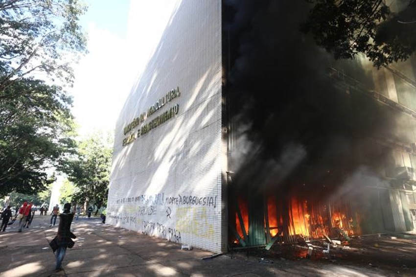 “Manifestantes do #ForaTemer deram uma aula de como não se fazer protestos”, diz colunista