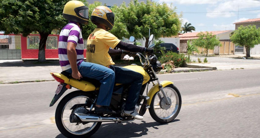Vídeo flagra mototaxista e um comparsa fazendo assalto no Loteamento Santo Afonso