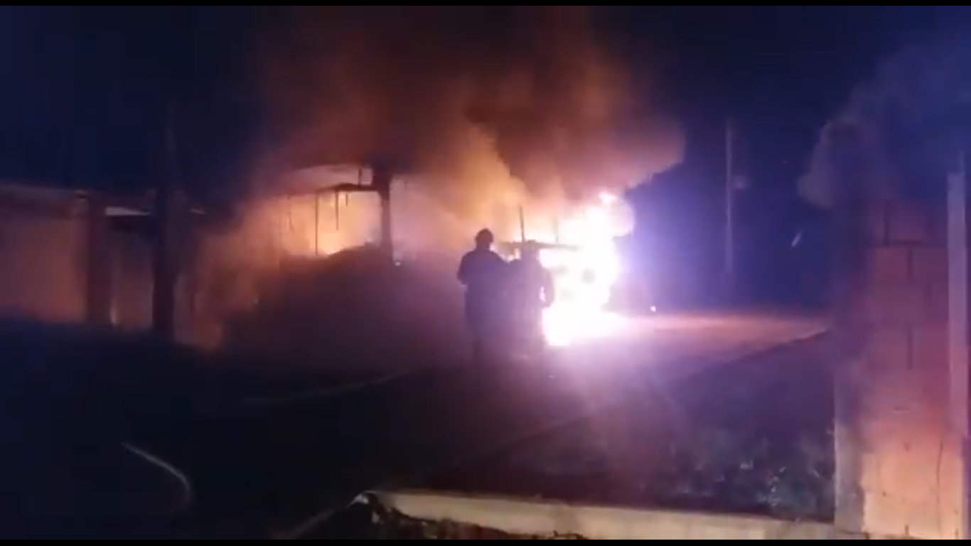 Vídeo: bandidos incendeiam ônibus e roubam celular e dinheiro do motorista