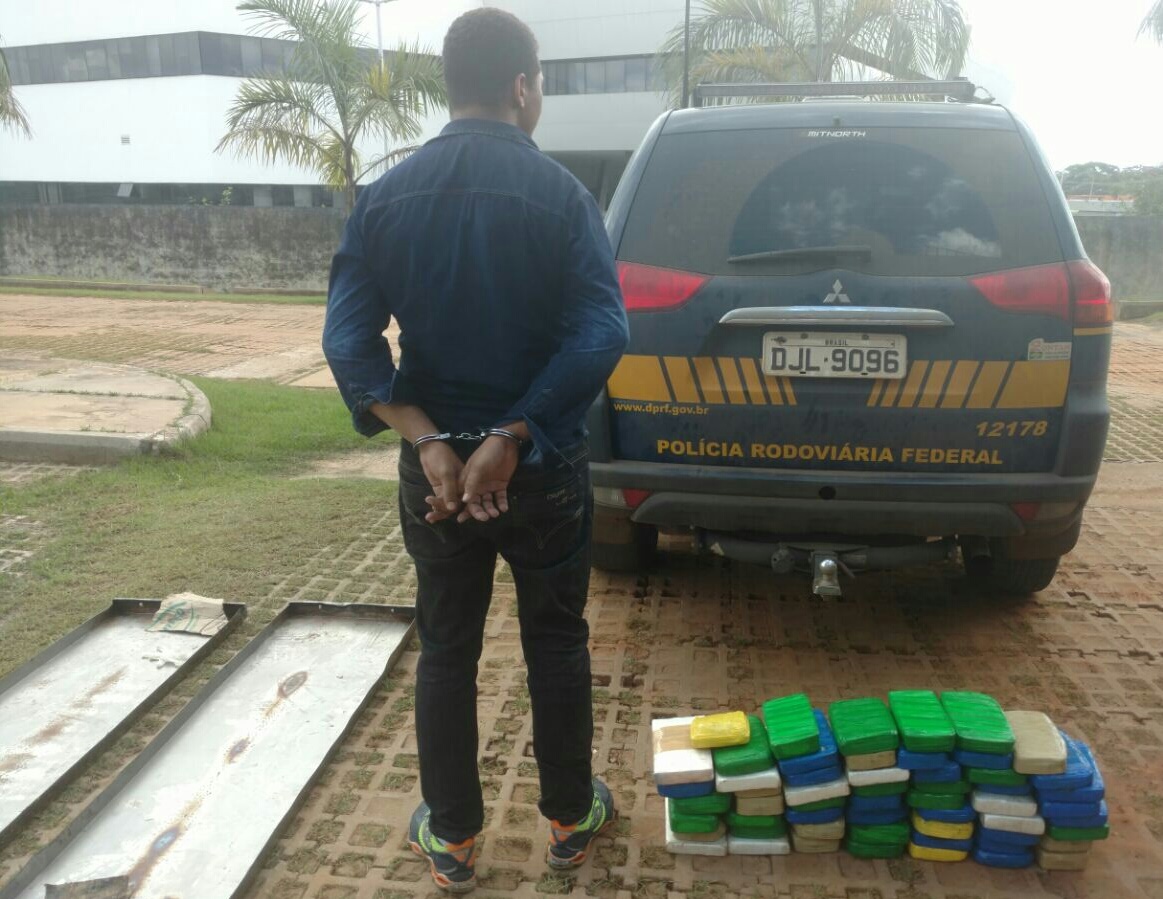 PRF apreende mais de 50 kg de cocaína em fundo falso de carroceria na BR-317