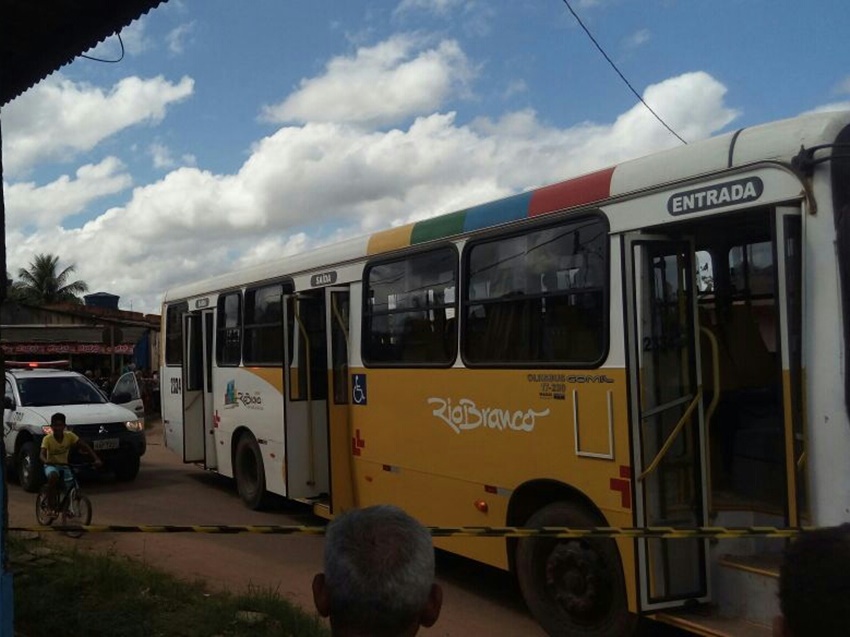Ao tentar desviar de buraco, motociclista colide contra ônibus e morre no Eldorado