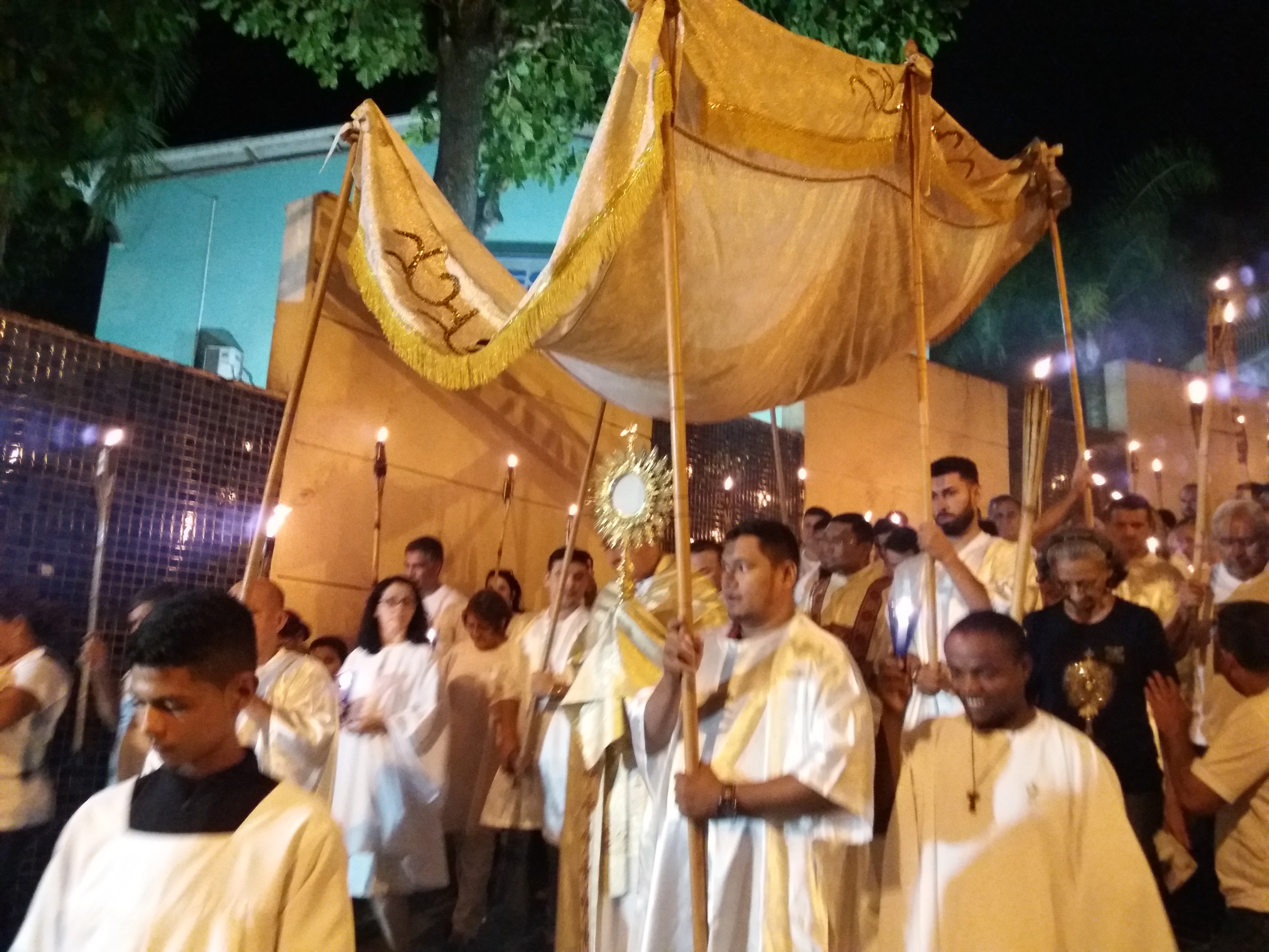 Passos de fé: Procissão de Corpus Christi reúne devotos no Centro de Rio Branco