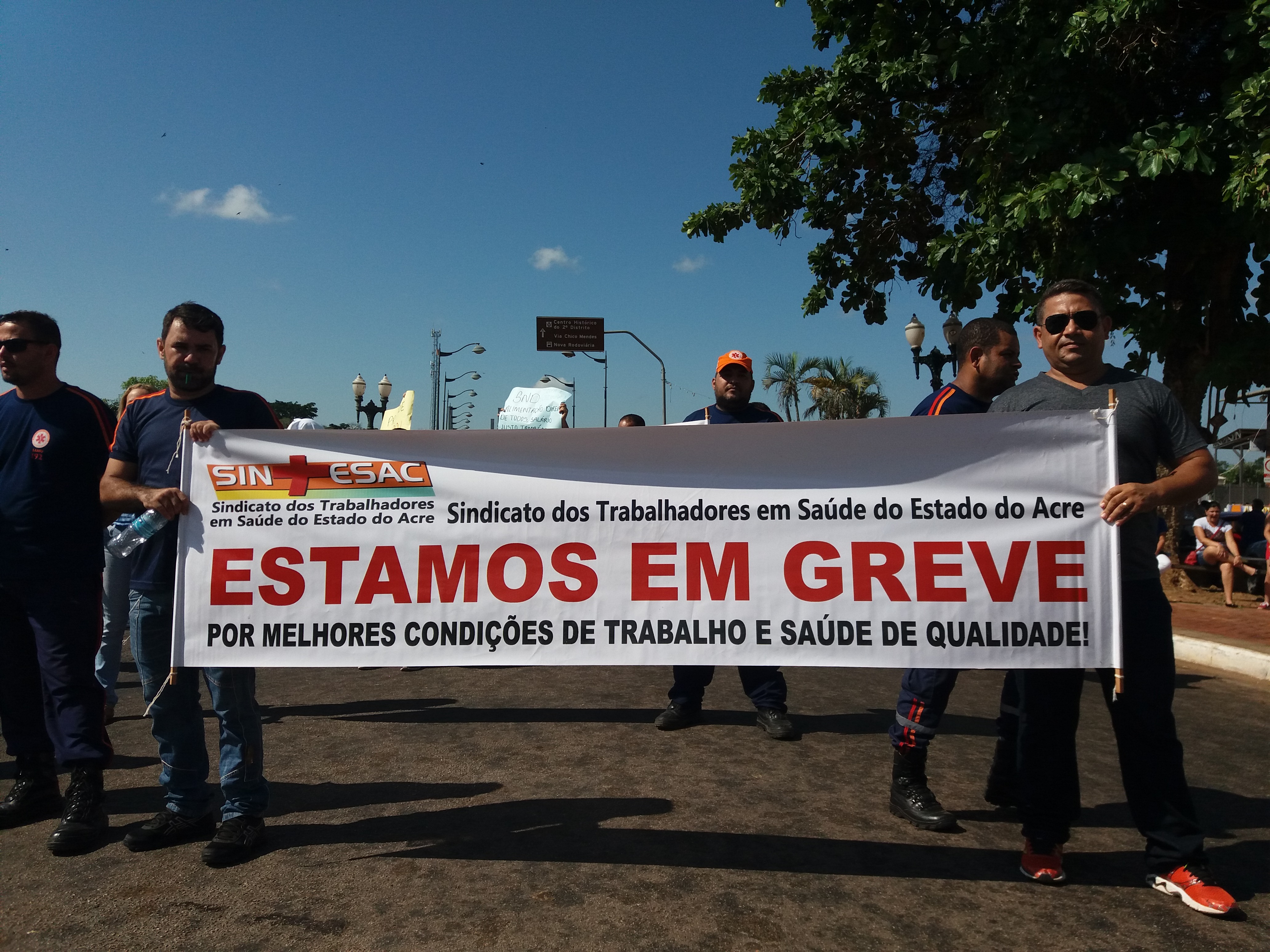 Servidores do Pró-Saúde exigem reajustes e interditam acesso à ponte metálica