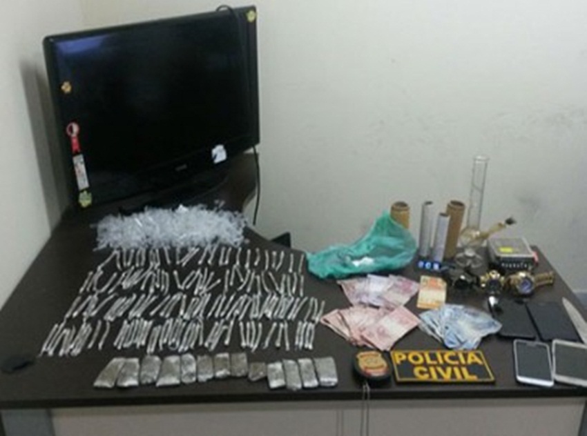 Polícia Civil estoura boca de fumo no bairro Bosque e prende duas pessoas
