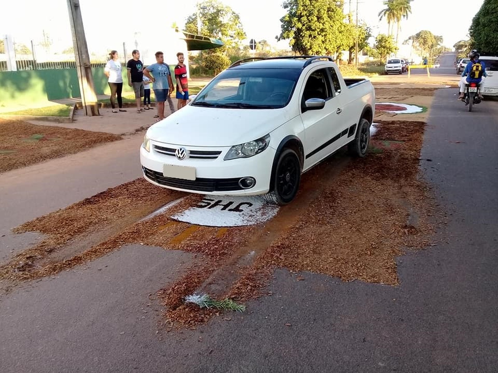 Policial destrói tapete de Corpus Christi com carro e fiéis se revoltam em RO