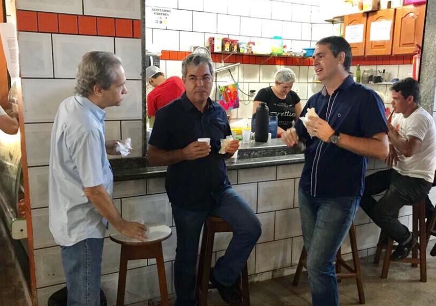 Marcus Alexandre, Angelim e Jorge Viana tomam café juntos no centro de Rio Branco
