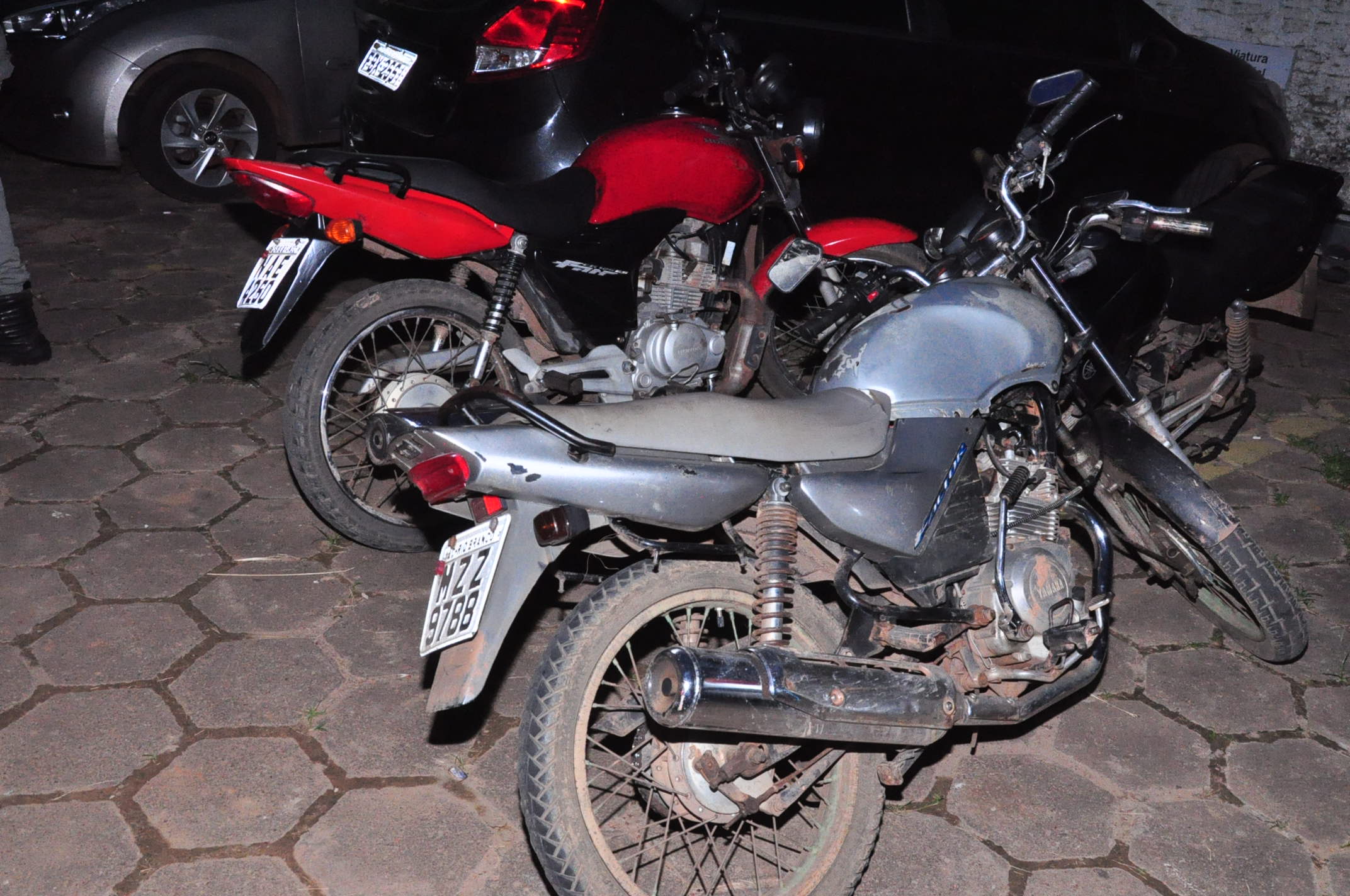 Polícia Civil prende três homens e apreende duas motos roubadas durante a noite