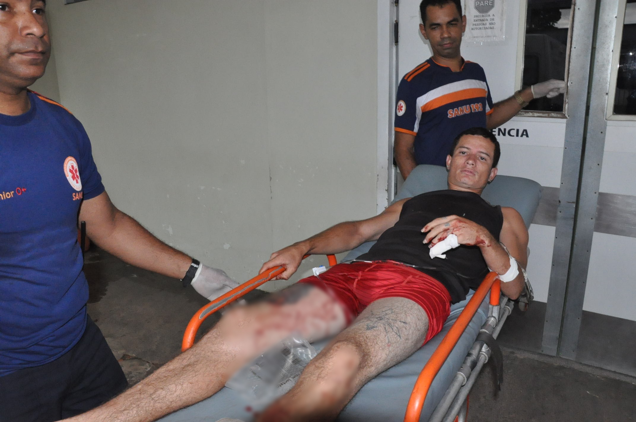 Jovem leva três tiros enquanto estava sentado na frente de casa no Residencial Rosa Linda