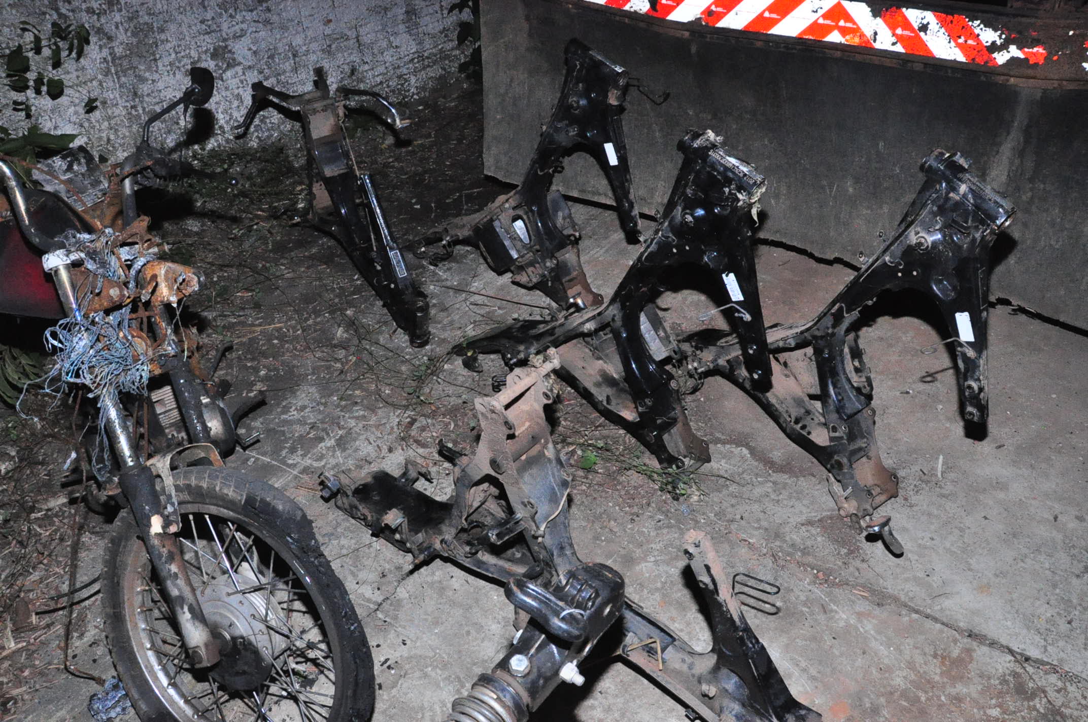 Polícia Militar encontra cemitério de carcaças de motocicletas, no Quixadá