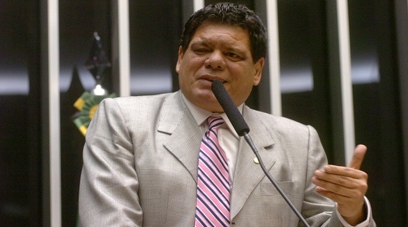 Flaviano vem se livrando de ‘puxa-sacos’ para se manter vivo até 2018”, diz colunista