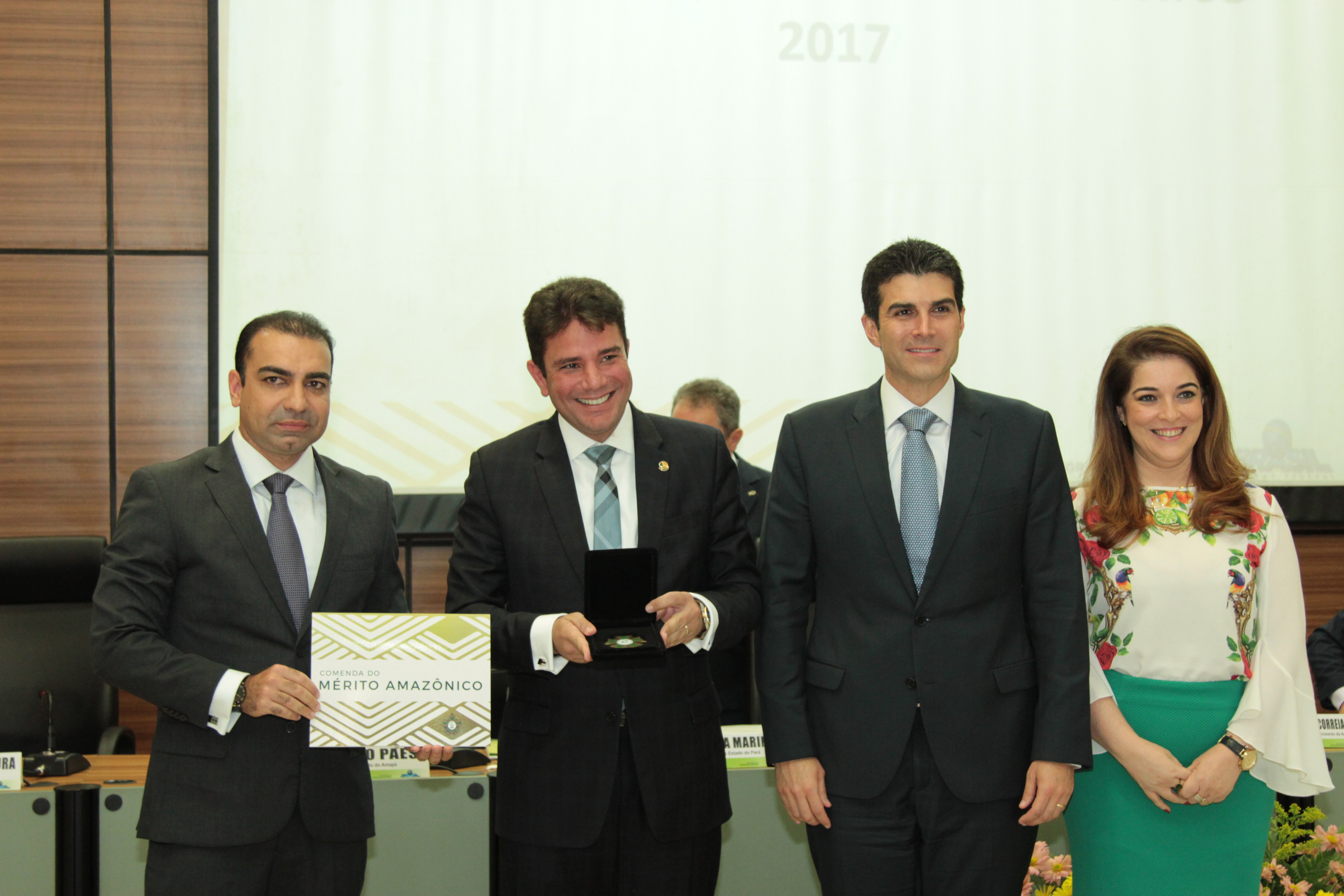 Gladson Cameli é homenageado com Comenda do Mérito Amazônico