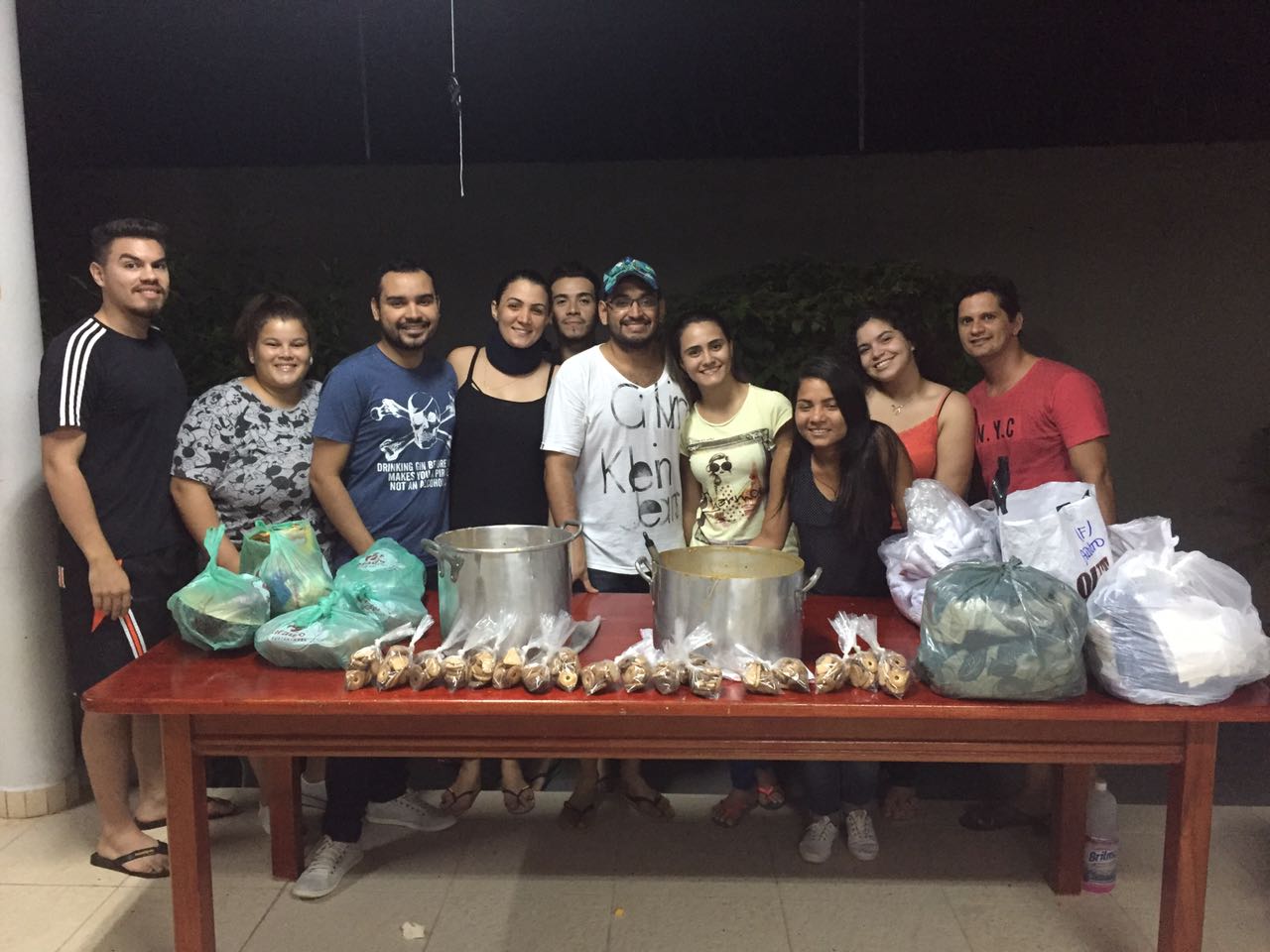 Amigos criam “Tudo por um sorriso” e ajudam a matar a fome de moradores de rua