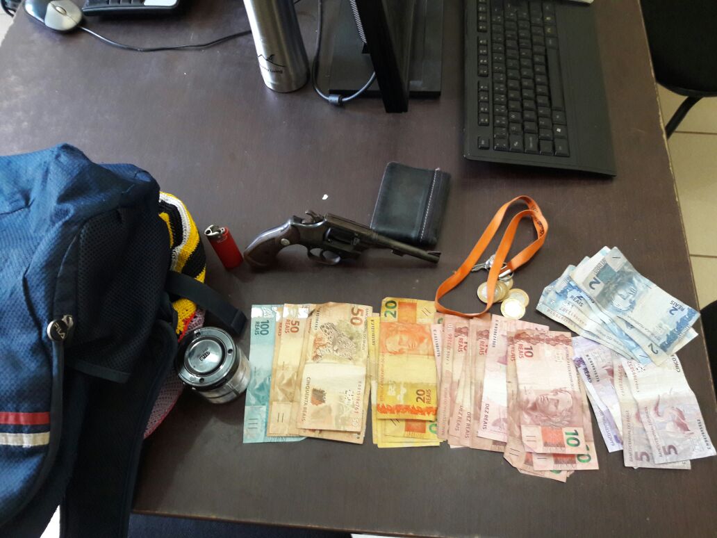 Policia Militar prendedupla por porte ilegal de arma de fogo no Calafate