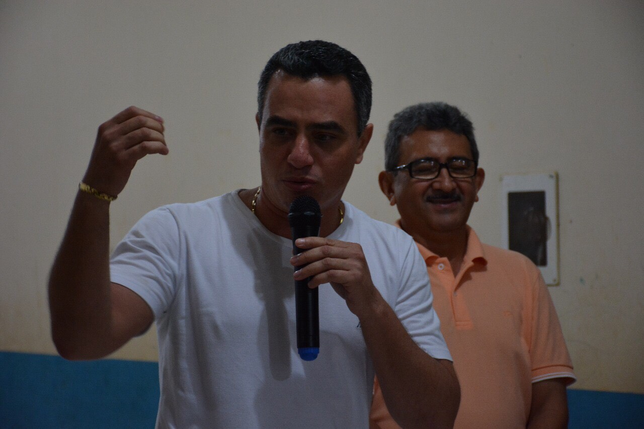 André Maia se reúne com moradores do Quinari para acertar entrega de títulos definitivos