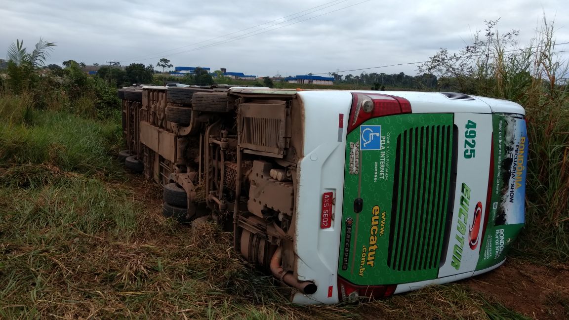 Ônibus que vinha de Porto Velho para Rio Branco tomba e criança de 5 anos morre