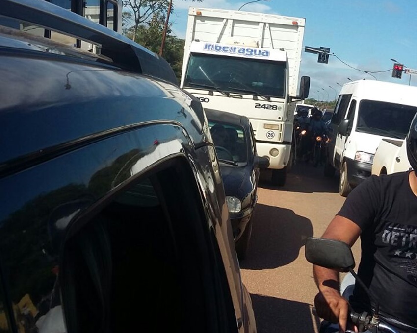 Via Chico Mendes é bloqueada por moradores do Loteamento Fahat na Expoacre