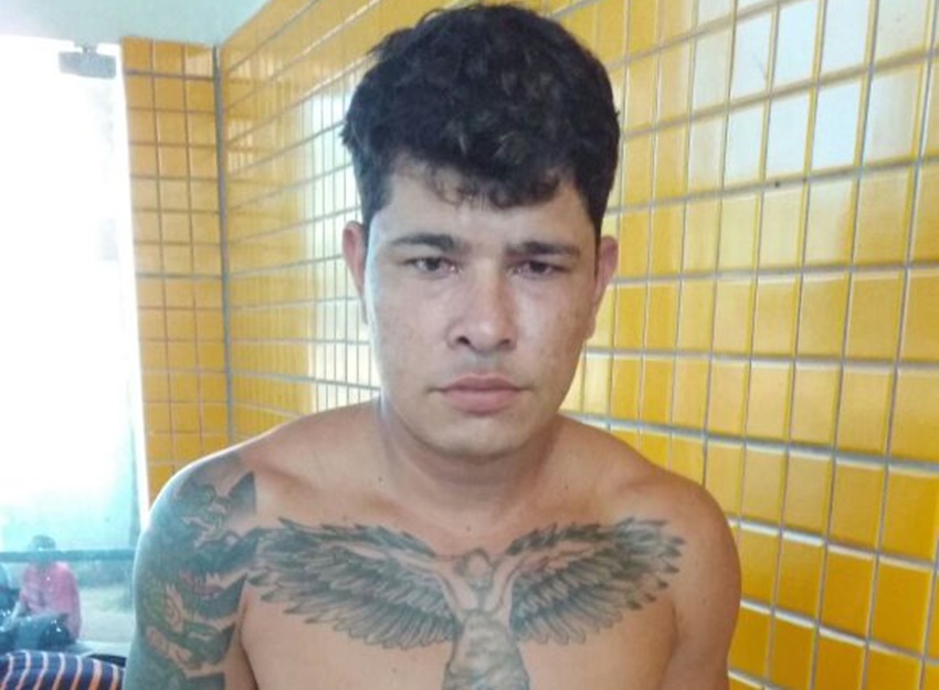 Homem é flagrado armado com revólver dentro do Terminal negociando celular roubado