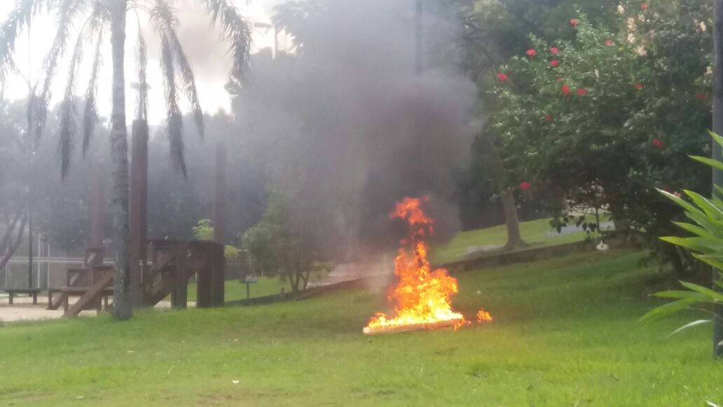 Mistério: colchão em chamas é deixado em pleno Parque da Maternidade