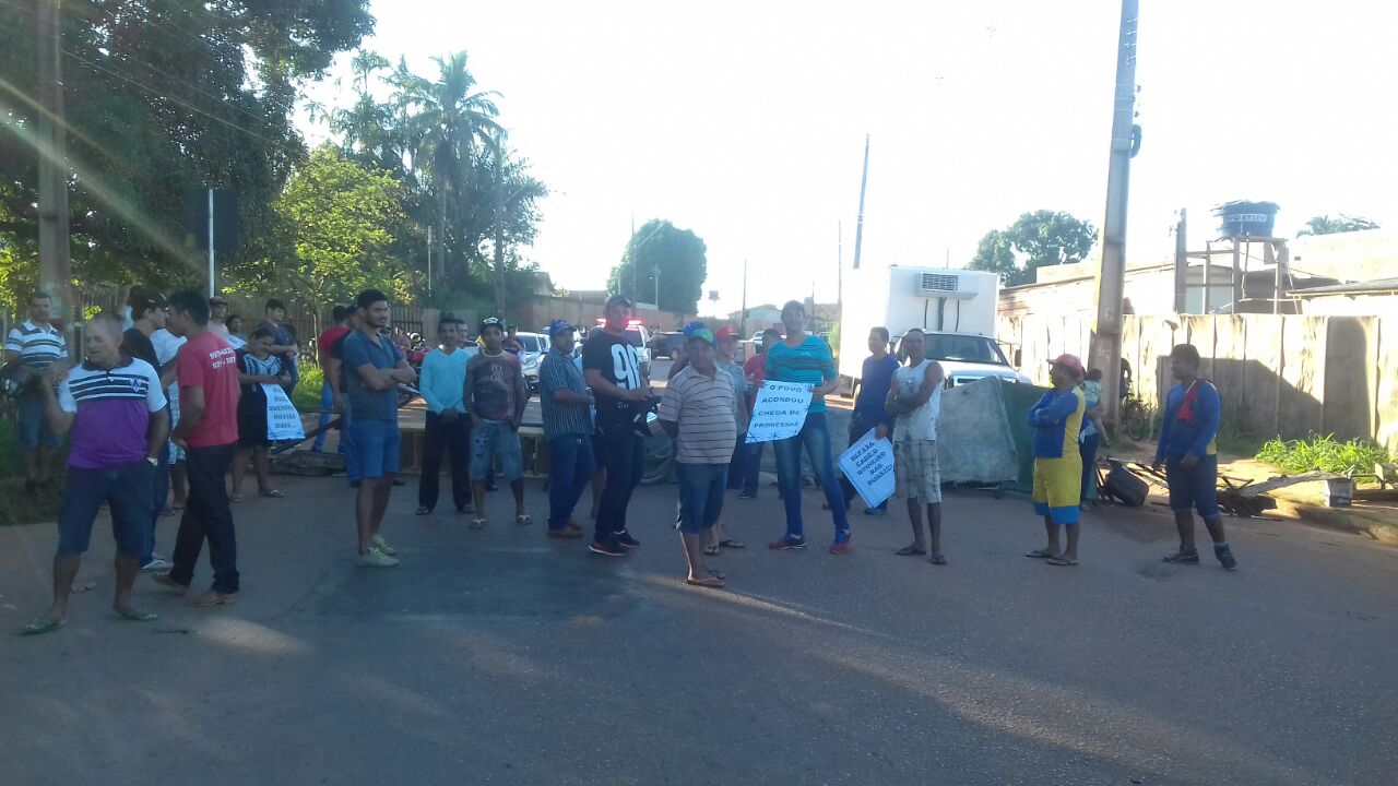 Em protesto contra o Ruas do Povo, moradores fecham Estrada do Calafate