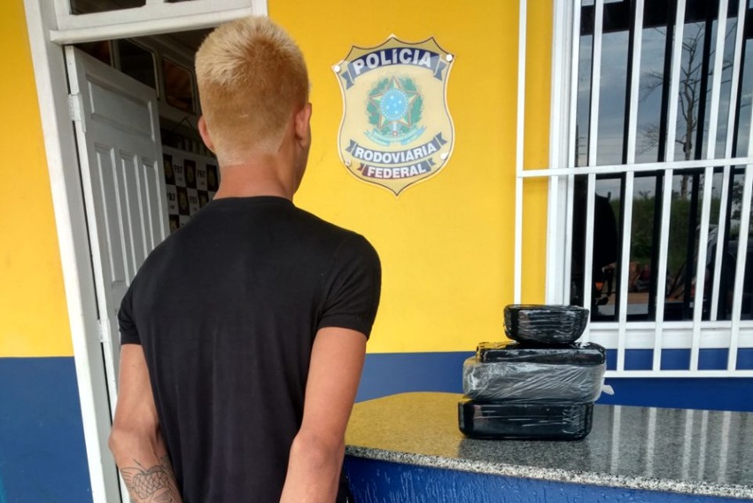 Polícias apreendem menor que transportava seis quilos de cocaína na BR-317