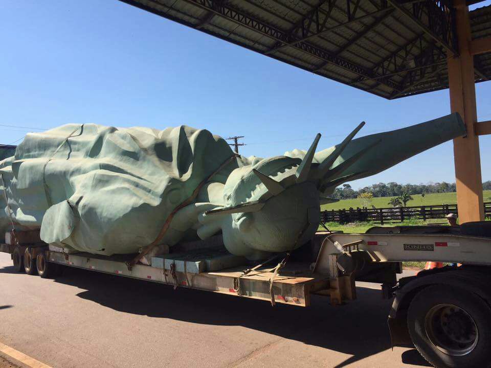 Réplica da Estátua da Liberdade da Havan chega a Rio Branco e impressiona internautas