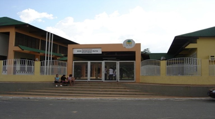 Bandidos invadem escola e assaltam professores em Cruzeiro do Sul