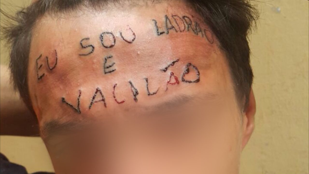 Tatuador é preso por tortura após escrever ‘eu sou ladrão e vacilão’ em adolescente