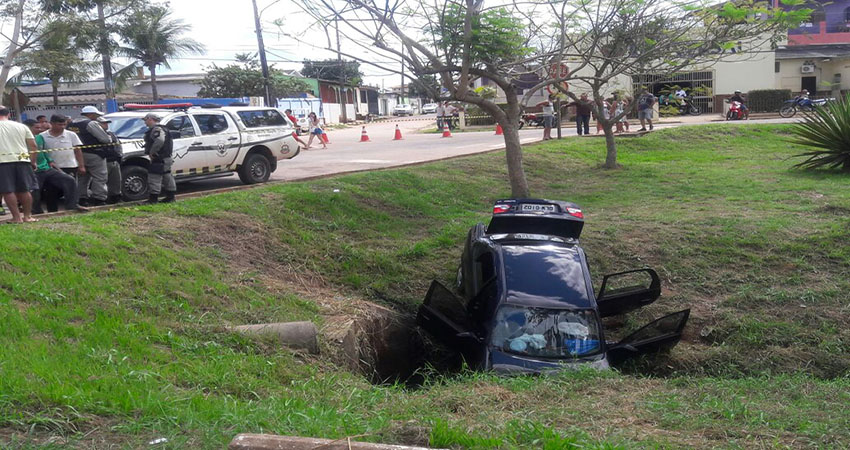 Mãe e filha sofrem acidente e idosa de 96 anos morre após carro cair em córrego
