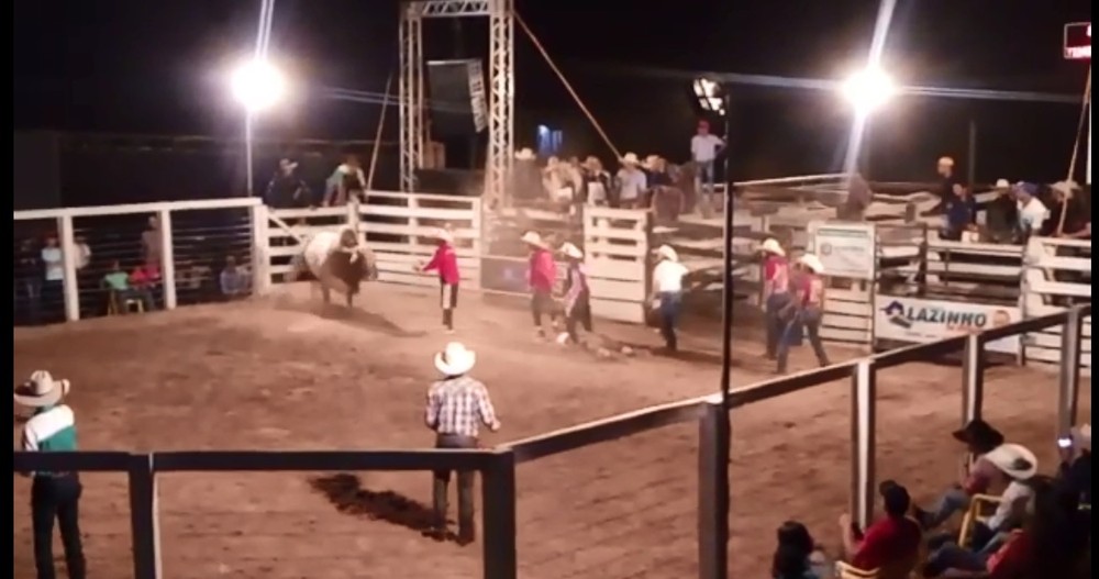 Peão de 24 anos morre após ser pisoteado por touro em festa de rodeio em Rondônia