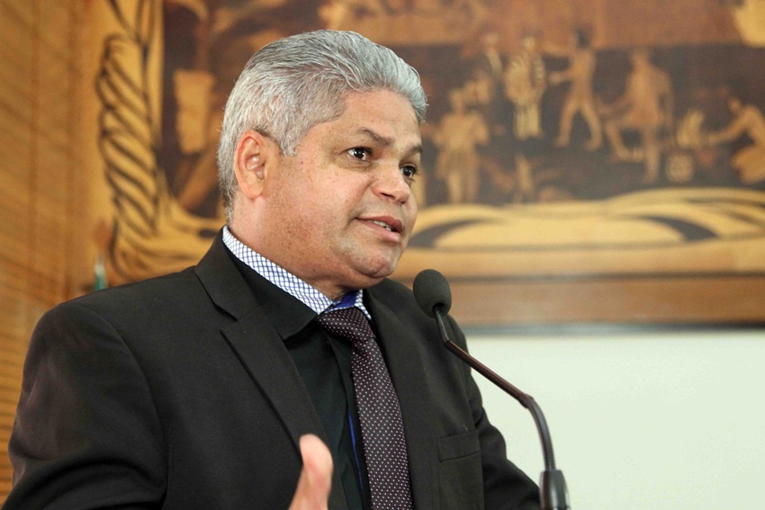 Após Sinhasique ter requerimento negado, deputado governista pede que Gemil explique caos na Saúde