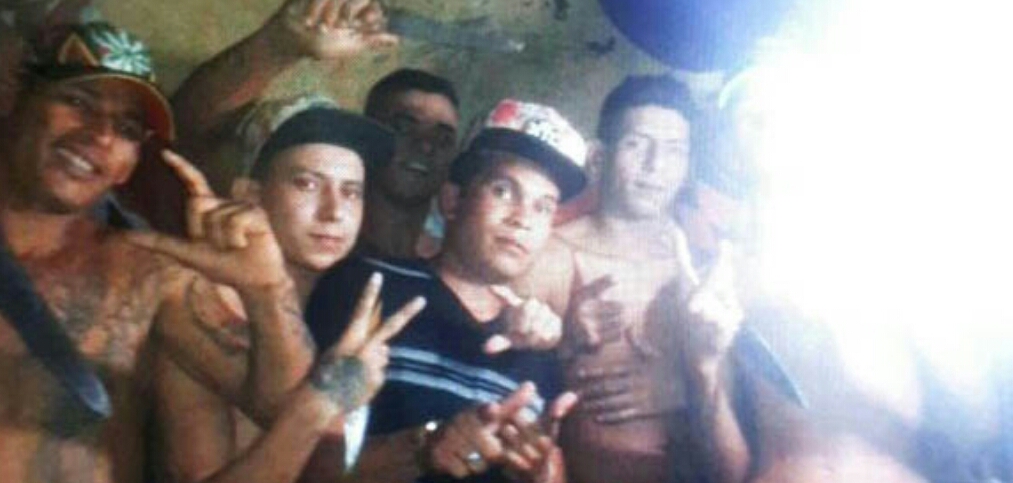 Detentos fazem selfie de dentro da delegacia em Boca do Acre e postam em redes sociais