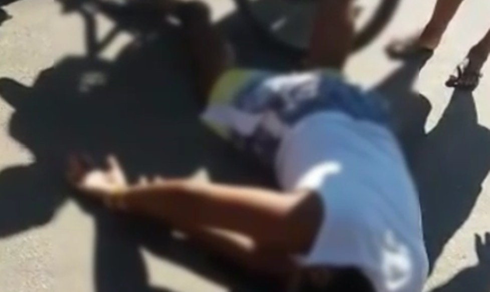 Dupla de bicicleta atira na cabeça de homem vendedor de salgados no centro deTarauacá