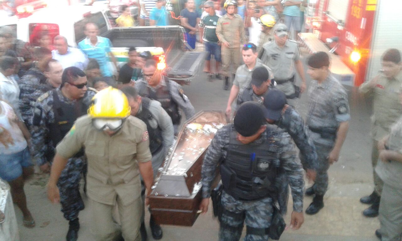 Sob forte comoção, Cabo Alelceny é sepultado na tarde desta quarta feira