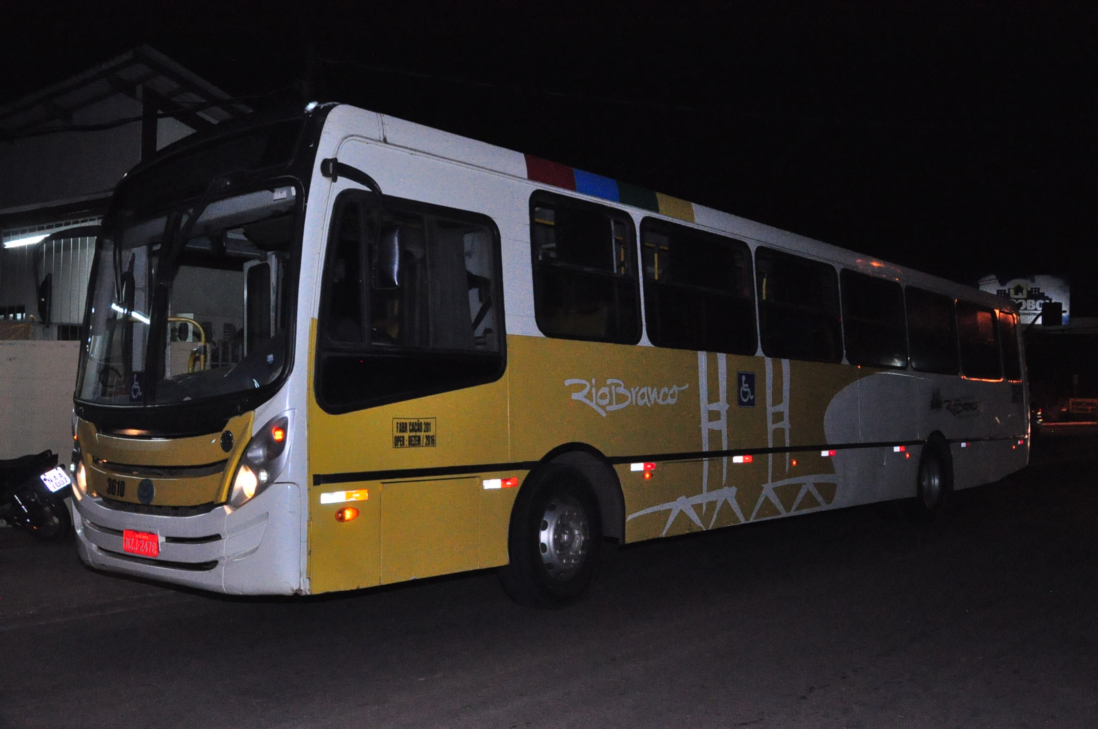 Bandidos armados invadem ônibus e fazem arrastão na região do Calafate, em Rio Branco