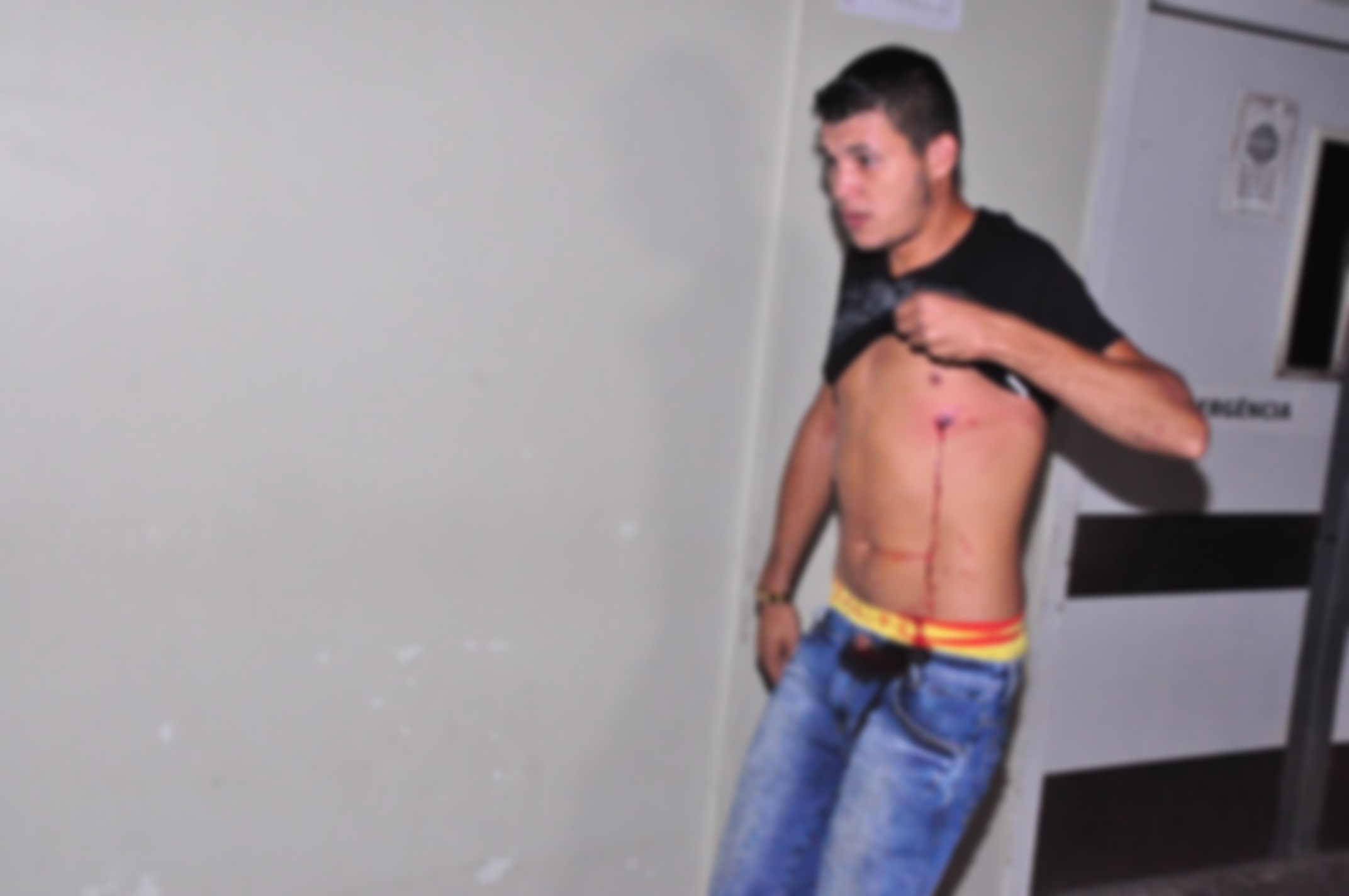 Jovem sofre tentativa de homicídio enquanto caminhava em rua do bairro Montanhês