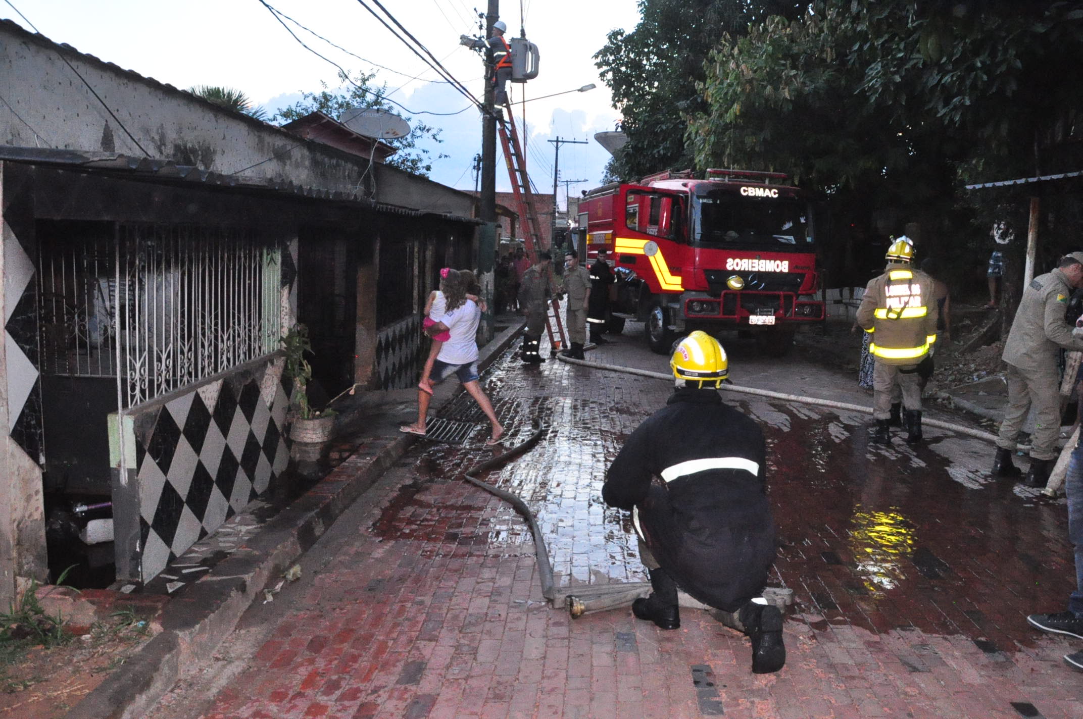 Casa é completamente destruída durante incêndio no bairro Preventório em Rio Branco