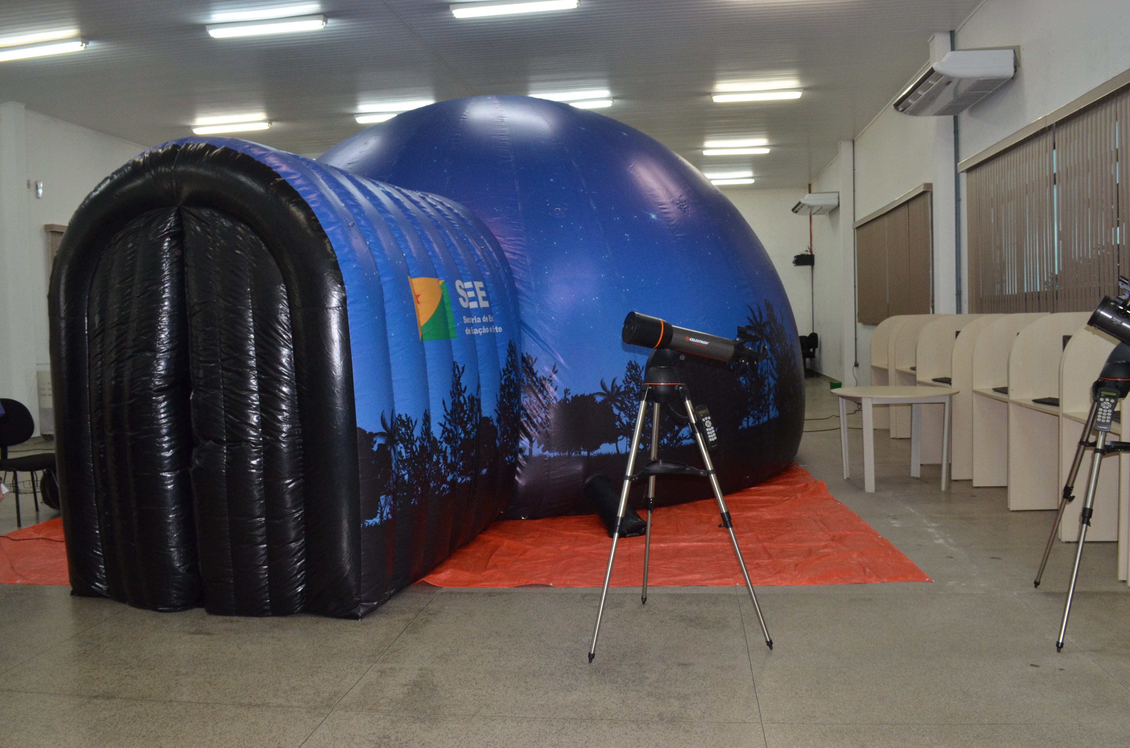 Público confere exposição do planetário móvel na Expoacre