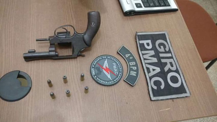 Policiais militares apreendem duas armas de fogo durante o domingo