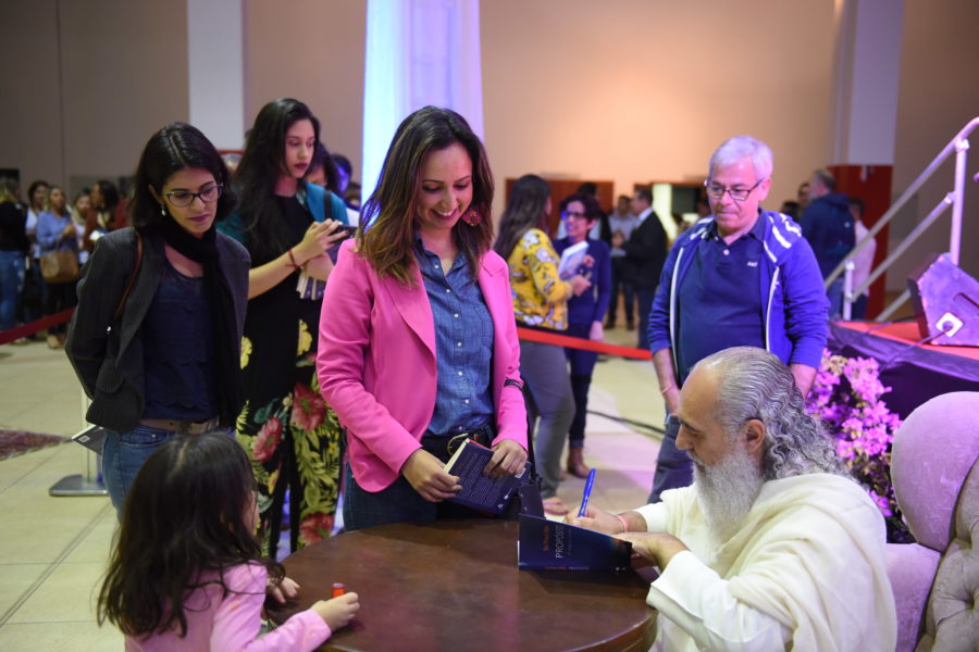 Grande público prestigia palestra e lançamento do livro de Prem Baba