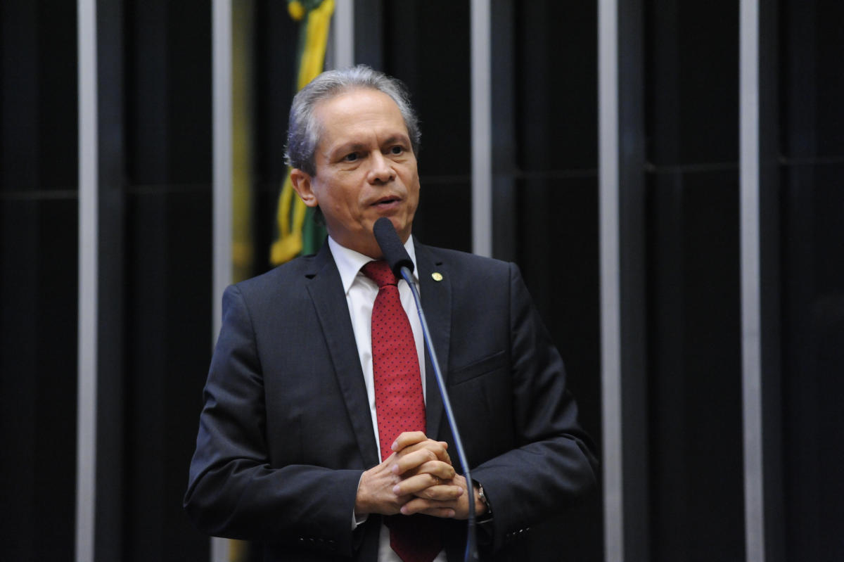 Angelim sobe à tribuna para pedir providências sobre a situação de disputas de terras em Xapuri