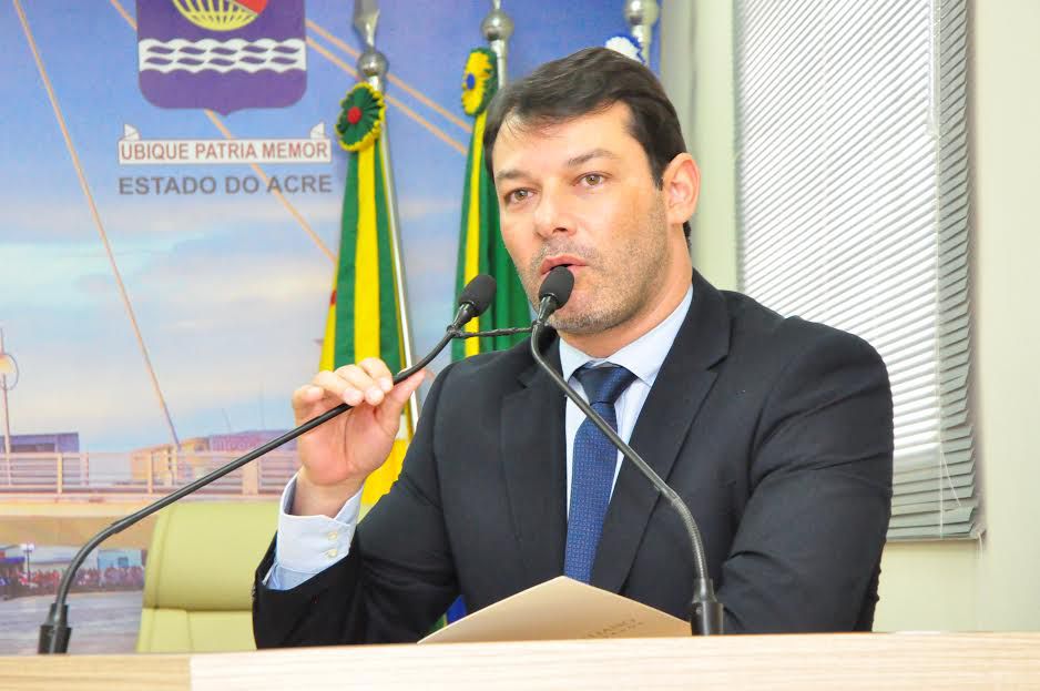 Vereador Roberto Duarte protocola pedido de impeachment de Tião Viana