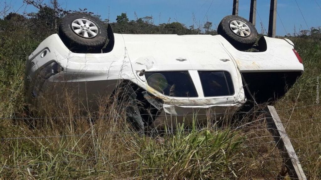 Caminhonete capota na BR-317 após perder o controle por conta de buracos na pista