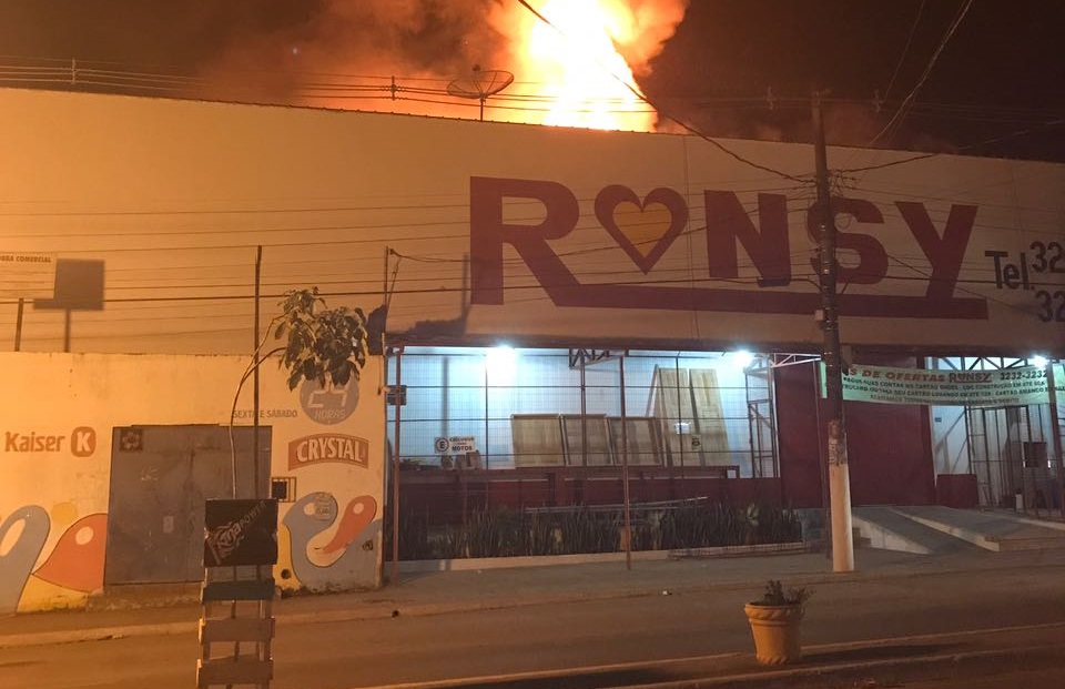 Incêndio de grandes proporções destrói mais uma loja Ronsy no Acre