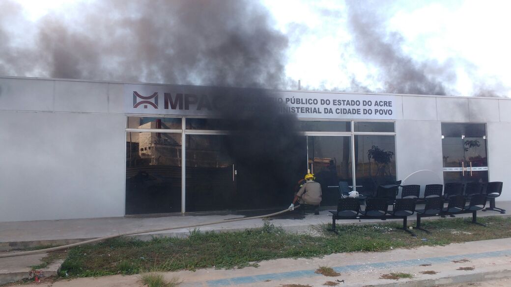 Incêndio de grandes proporções destrói sede do Ministério Público na Cidade do Povo