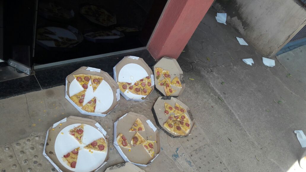 Após relatório final da CPI dos transportes, protestantes tentam entrar com pizzas na Câmara