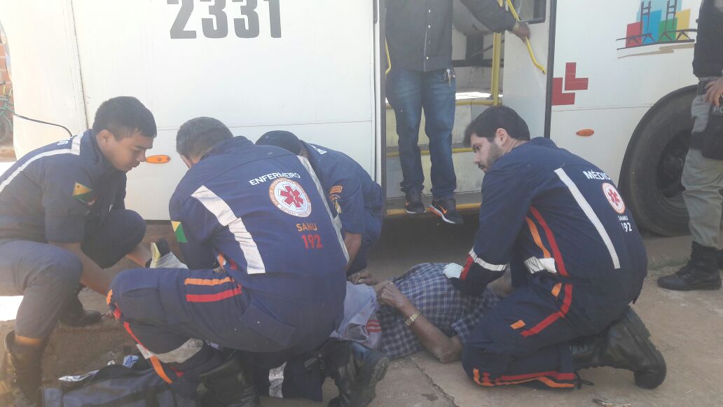 Idoso escorrega ao sair de ônibus e acaba atropelado no bairro Chico Mendes