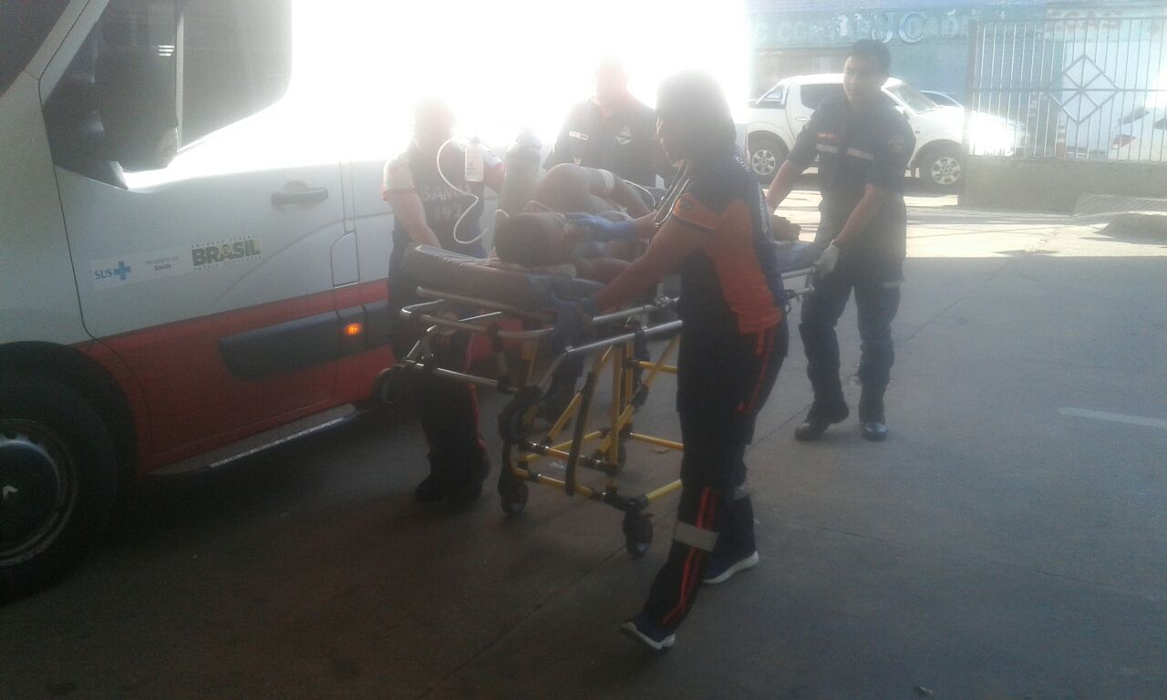 Dupla de moto atira cinco vezes contra jovem no Conjunto Andirá