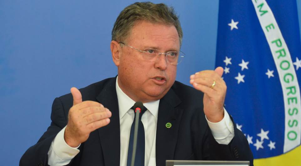 Ministro da Agricultura vai aos EUA para tentar renegociar exportação de carne